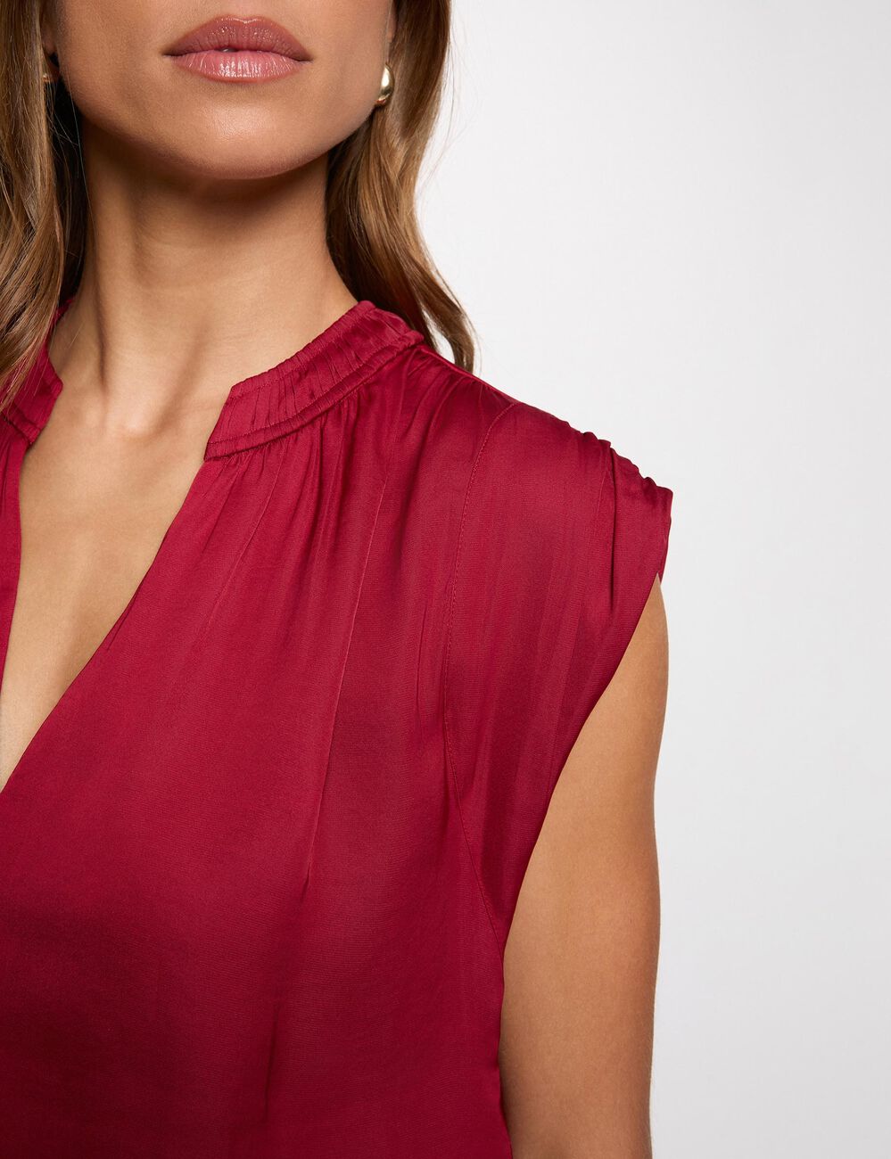 Blusa manga corta satinada burdeos mujer