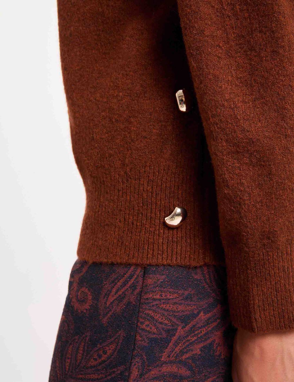Jersey de cuello alto marr&oacute;n mujer