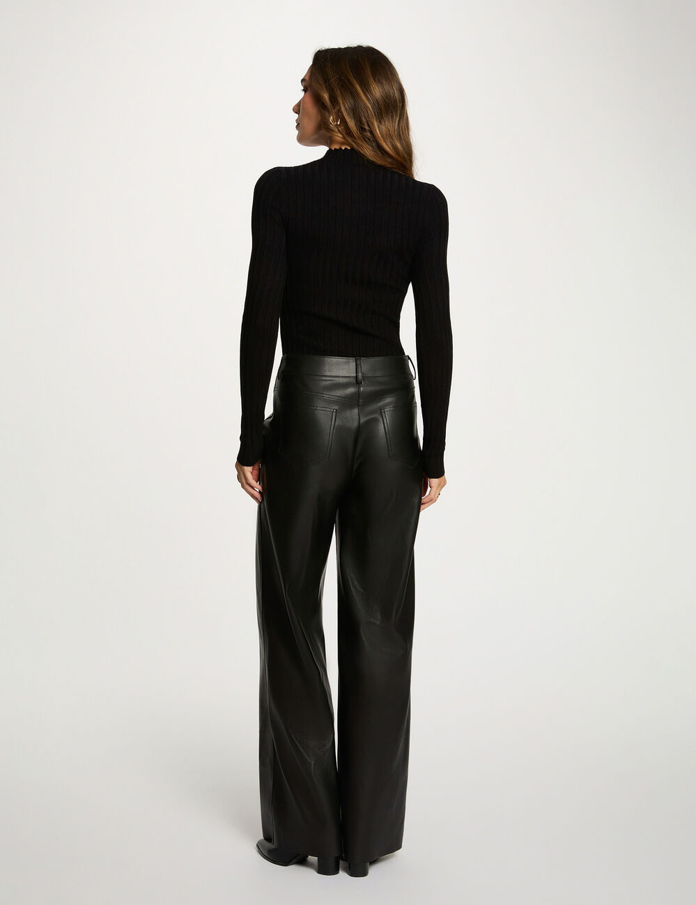 Jersey entallado de cuello alto negro mujer
