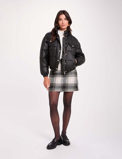 Plum&iacute;fero de cuero sint&eacute;tico cuello alto negro mujer