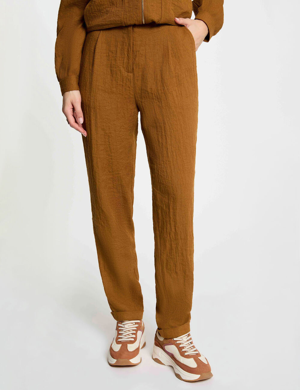 Pantal&oacute;n carrot de tiro alto c&aacute;mel mujer