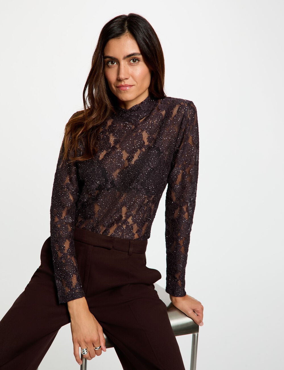 Camiseta de encaje perforado marr&oacute;n oscuro mujer