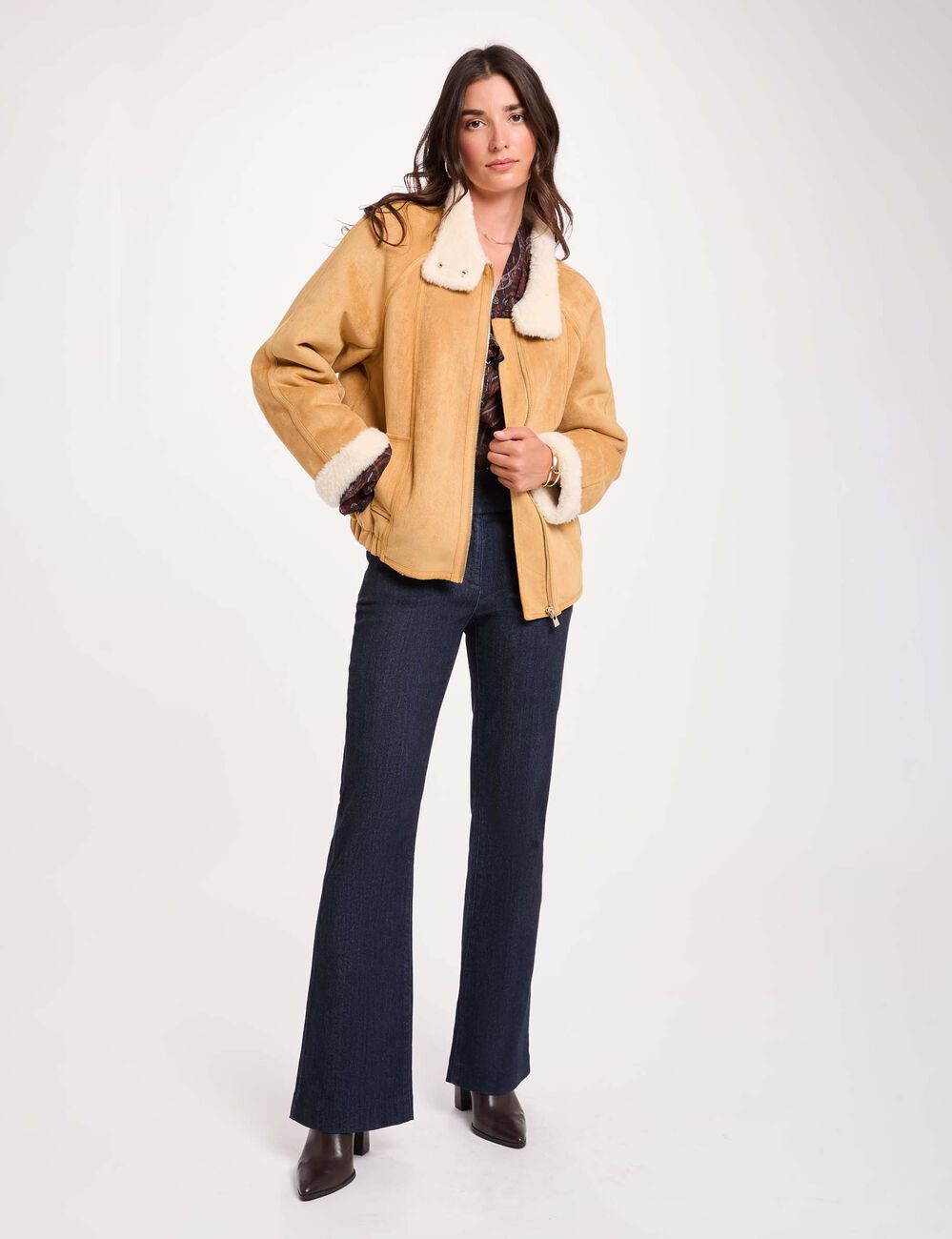 Chaqueta de ante con cuello alto c&aacute;mel mujer