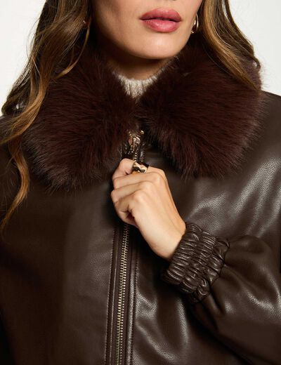 Cazadora corta con cuello de pelo marr&oacute;n oscuro mujer