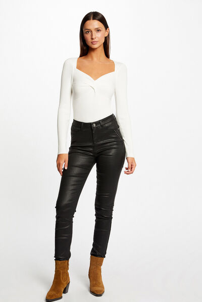 Pantalón slim efecto mojado y tachuelas negro mujer