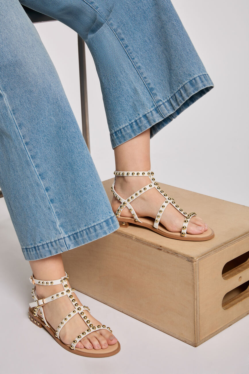 Sandalias planas con tachuelas blanco mujer