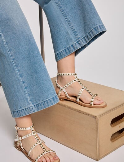 Sandalias planas con tachuelas blanco mujer
