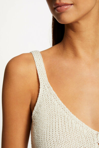 Top de punto con detalles calados beis mujer