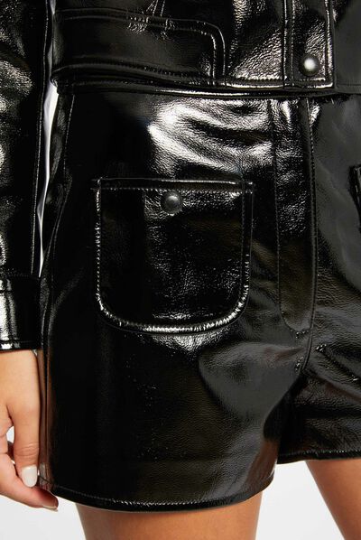 Short recto con efecto de vinilo negro mujer