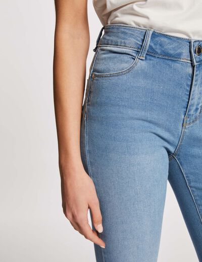 Vaquero slim talle estándar denim descolorido mujer