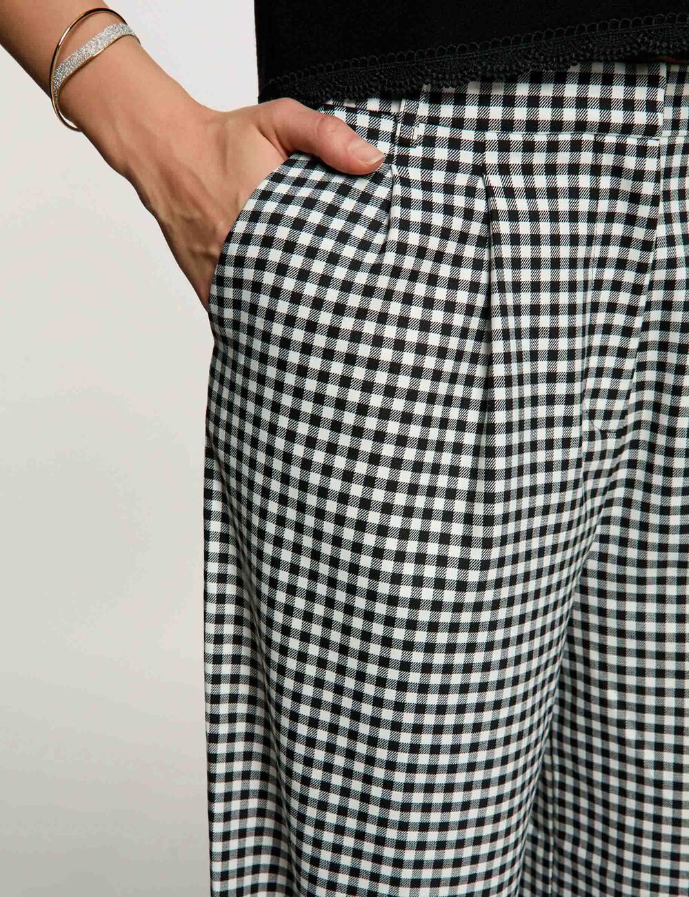 Pantal&oacute;n ancho con pliegues negro mujer