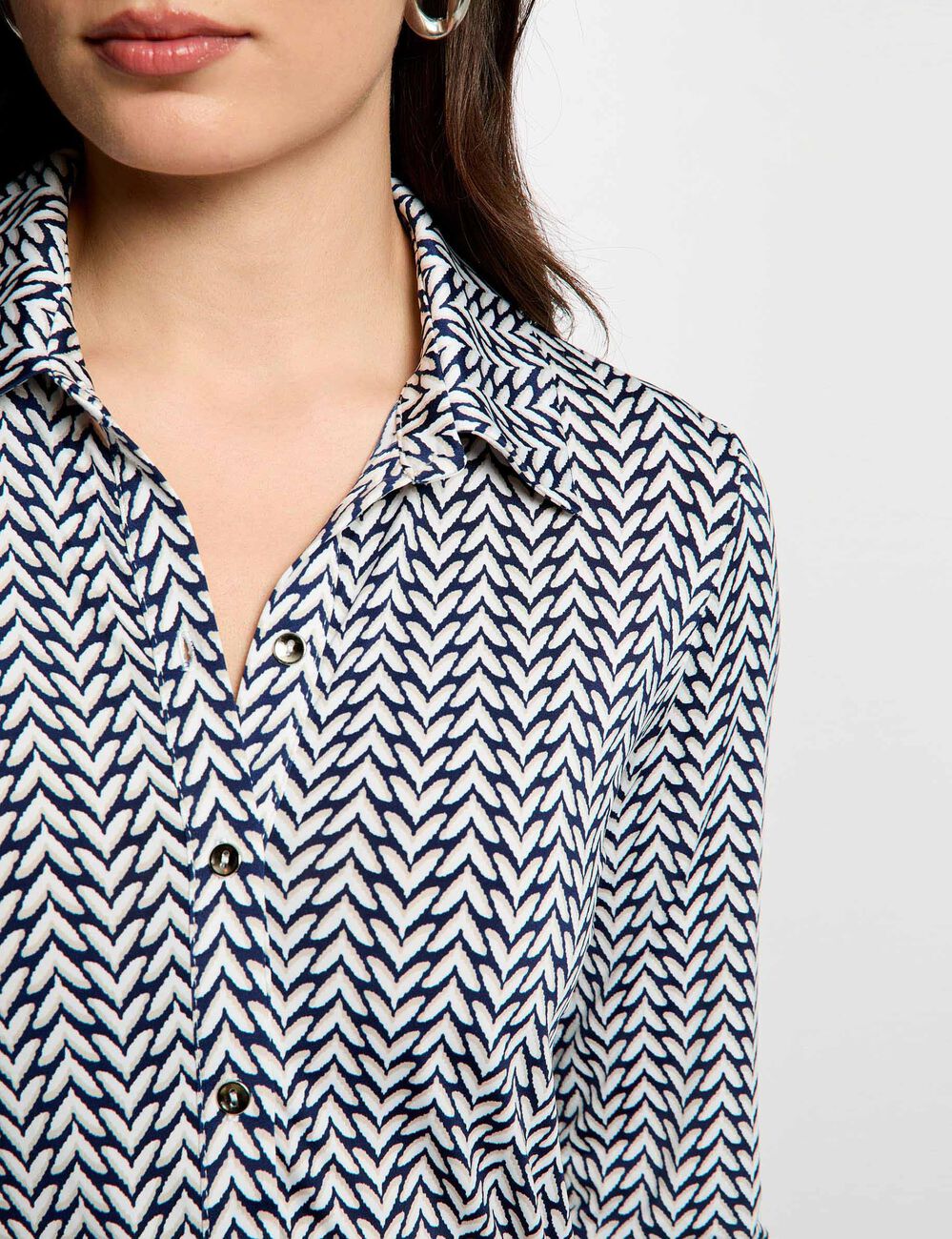 Camisa recta con cuello vuelto blanco mujer