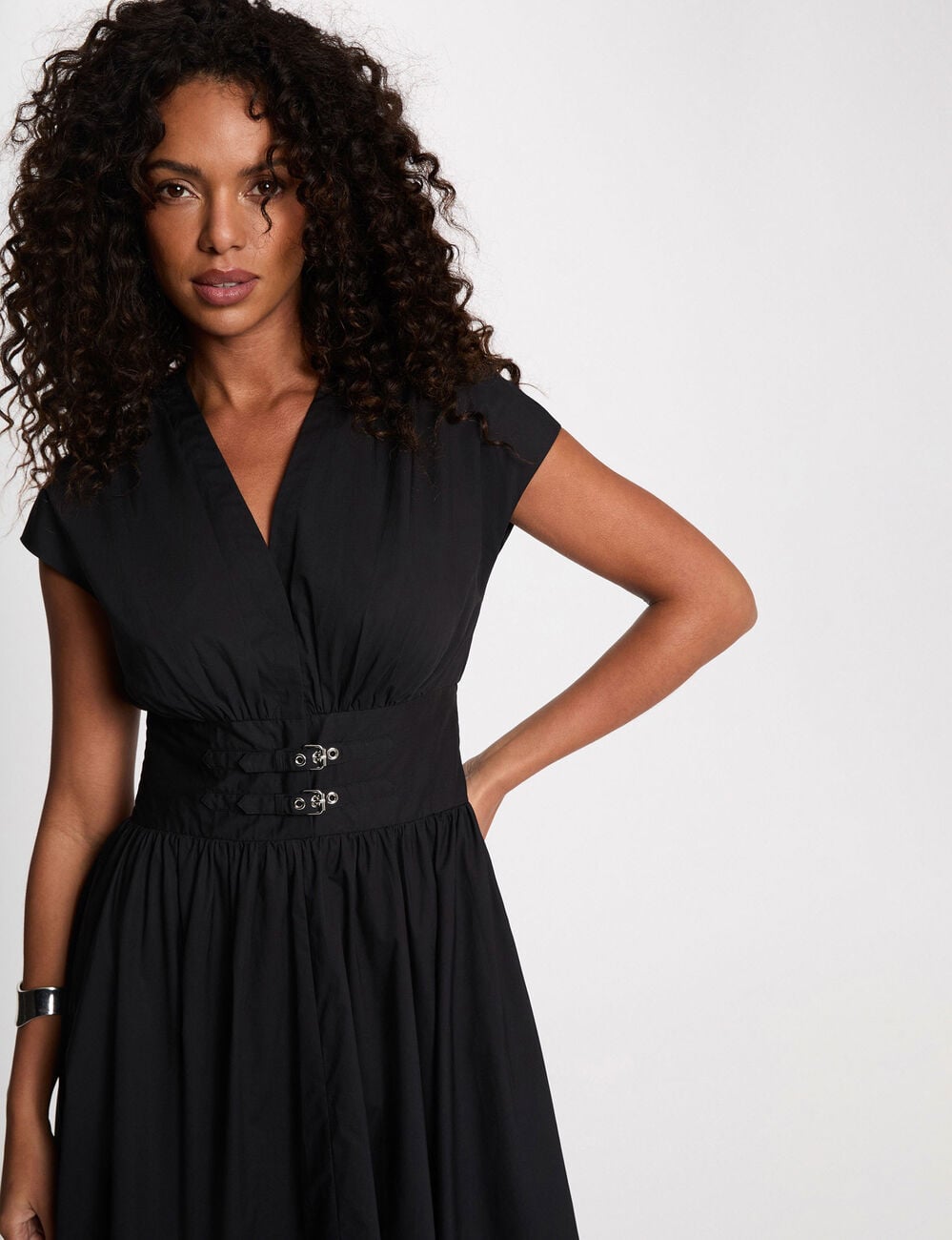 Vestido midi con cuello en V negro mujer