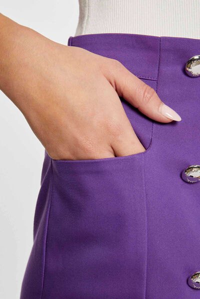 Short city recto con botones morado oscuro mujer
