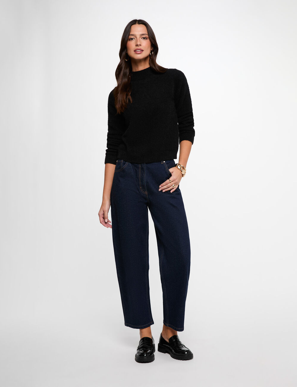 Jersey ajustado de cuello alto negro mujer