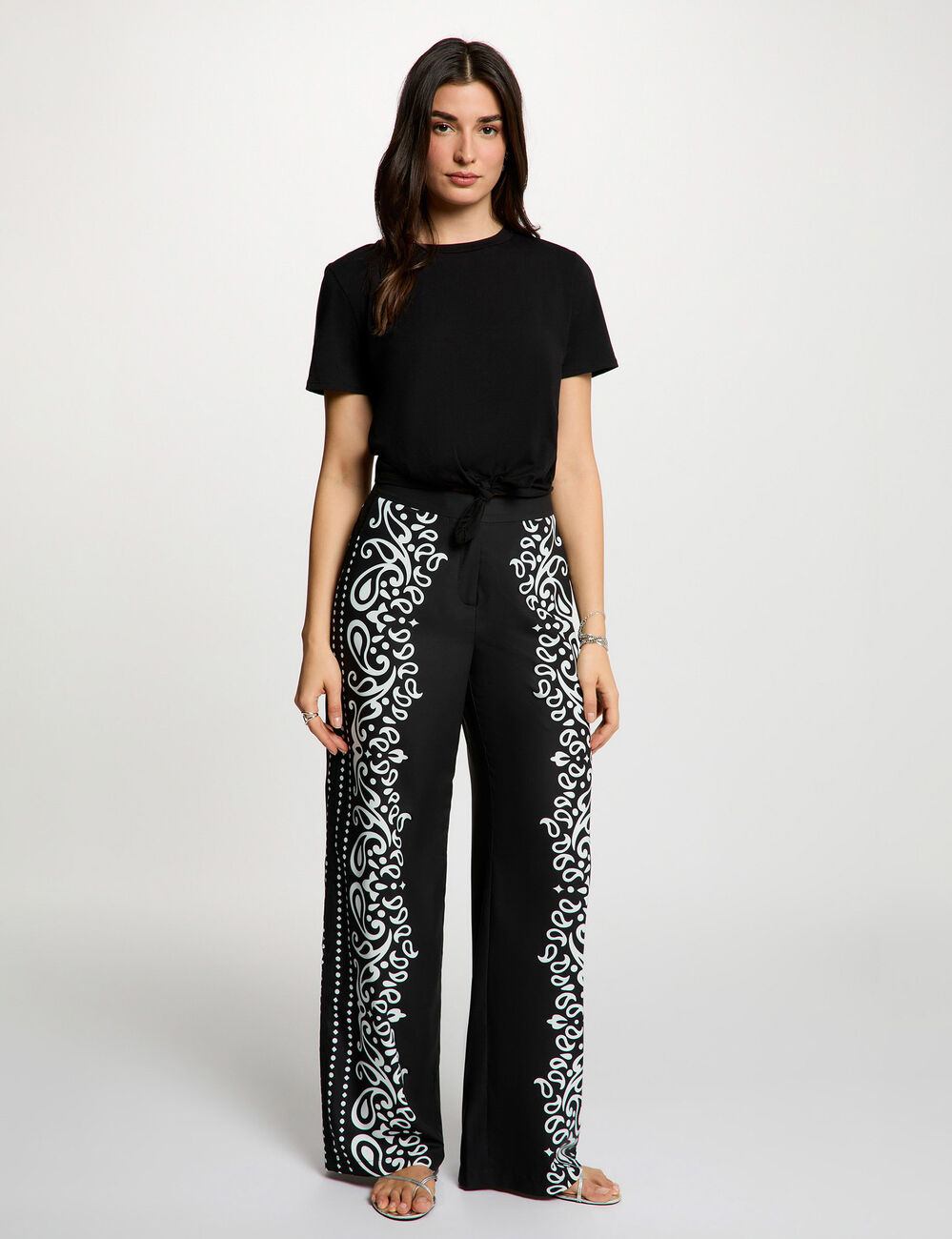 Pantal&oacute;n fluido estampado negro mujer