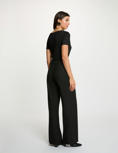 Camiseta entallada cuello v negro mujer