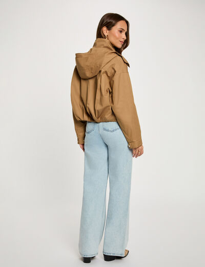 Chaqueta corta con cuello alto c&aacute;mel mujer