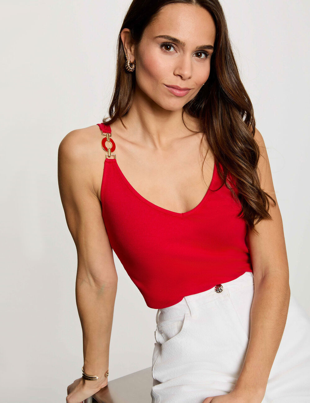 Camiseta ajustada cuello v rojo mujer