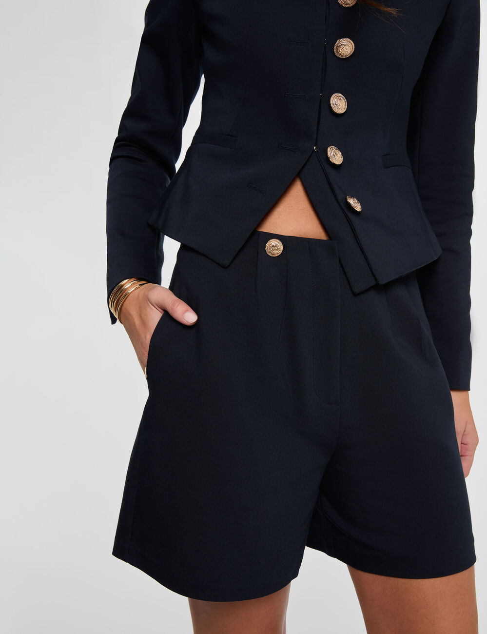 Pantal&oacute;n corto ancho de tiro alto azul marino mujer