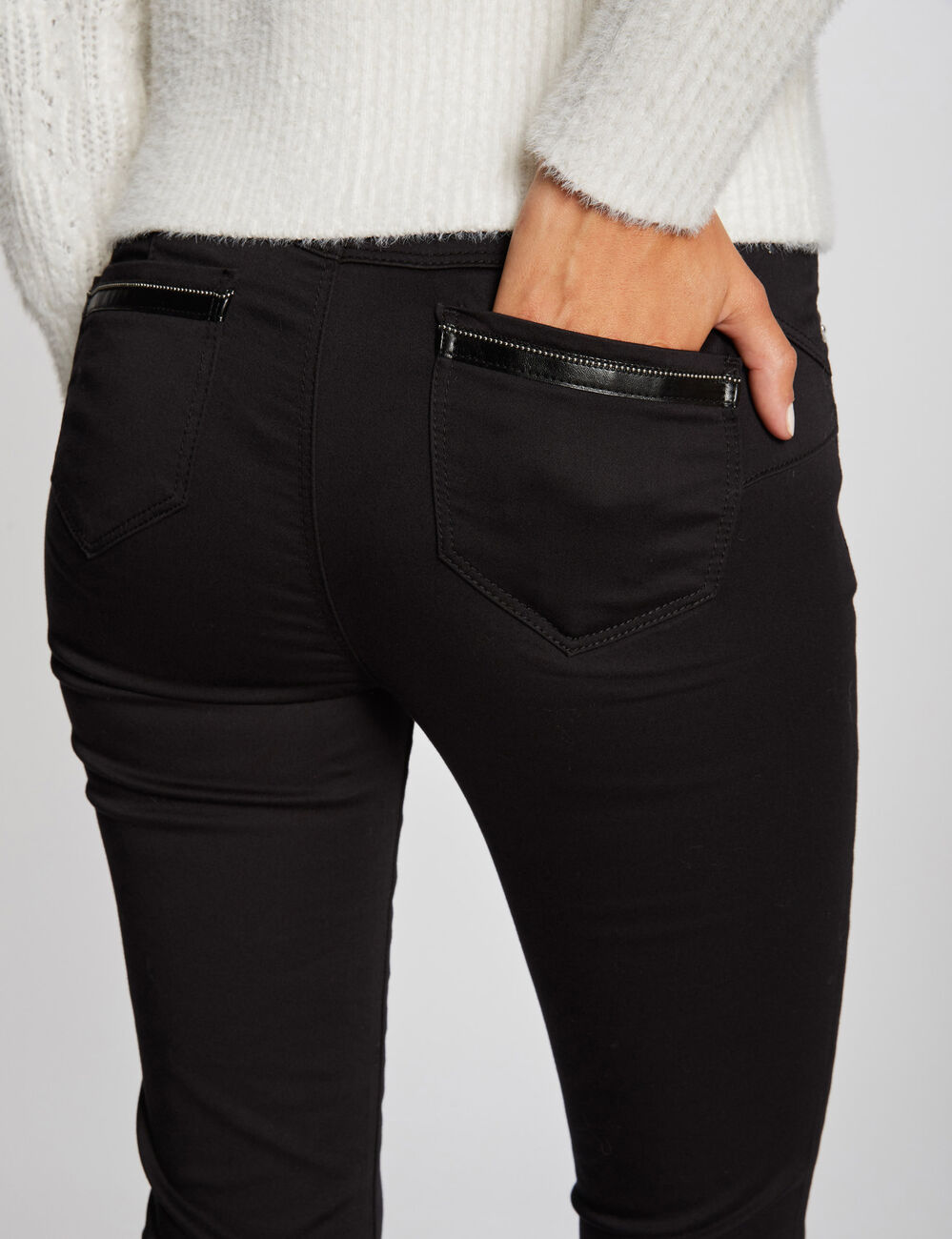 Pantal&oacute;n slim satinado negro mujer