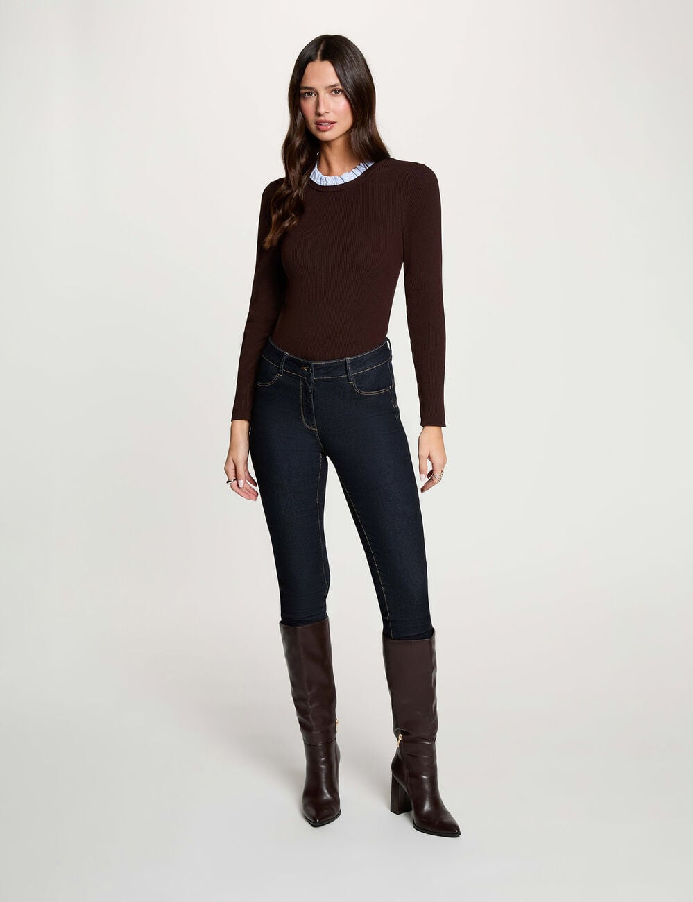 Jersey con cuello redondo y volante marr&oacute;n oscuro mujer