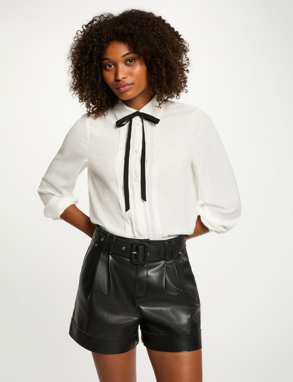 Short ajustado cuero sint&eacute;tico negro mujer