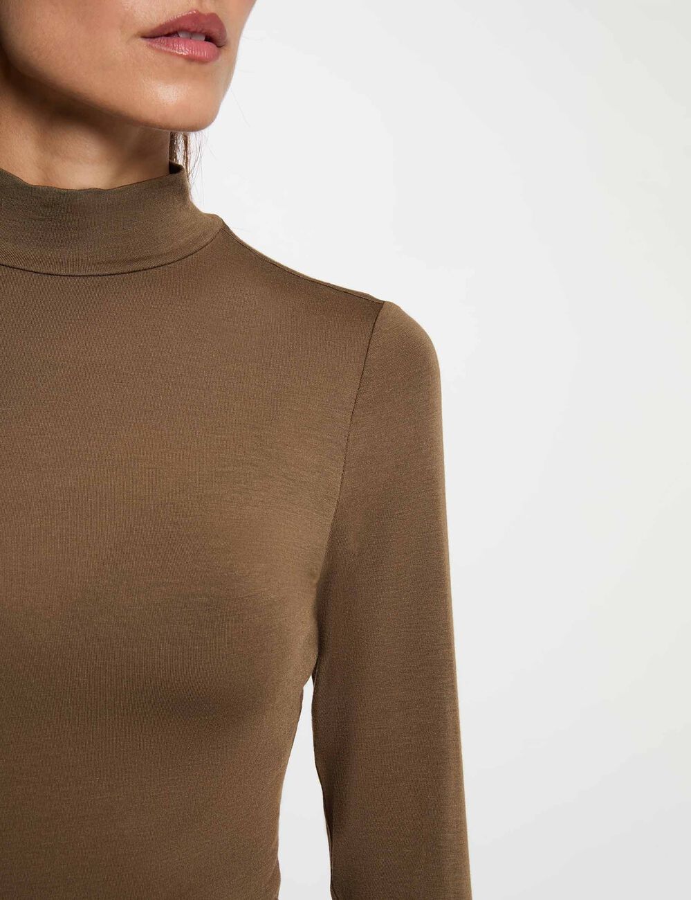 Camiseta cuello alto manga larga verde caqui mujer