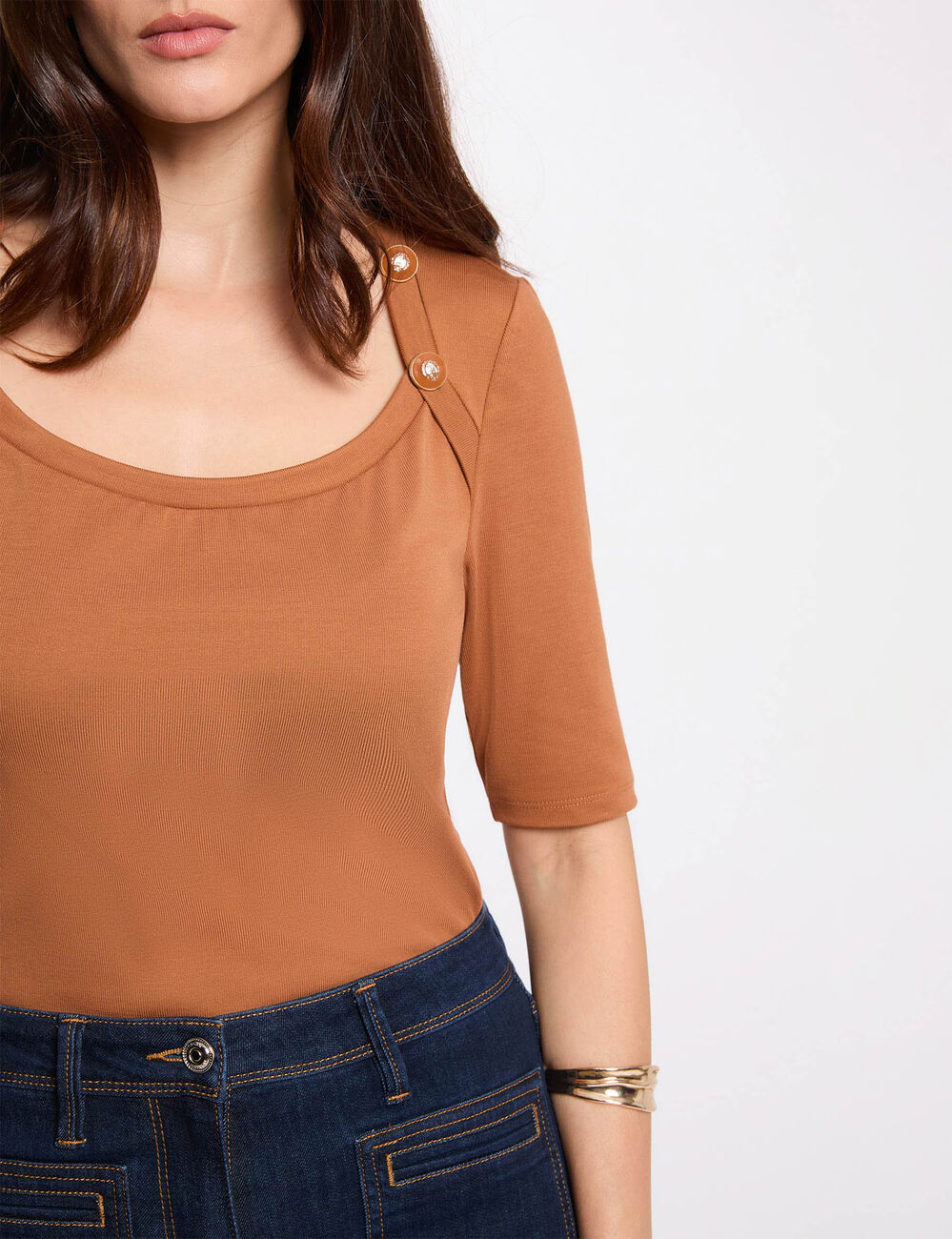 Camiseta ajustada cuello barco c&aacute;mel mujer