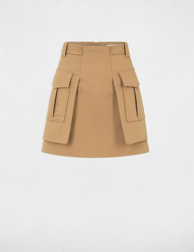 Falda corta bolsillos en lados beige mujer