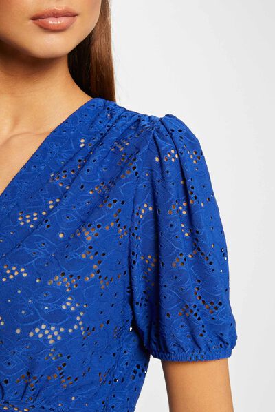 Camiseta manga corta con bordado azul eléctrico mujer