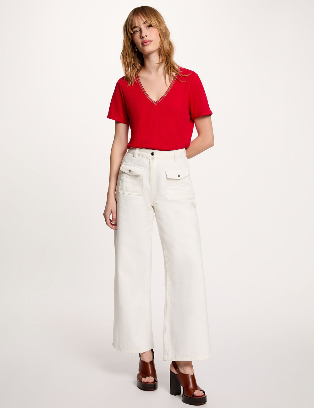 Camiseta con cuello en v con perlas rojo mujer