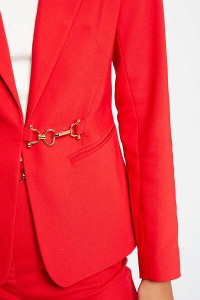 Chaqueta city entallada con hebilla rojo mujer