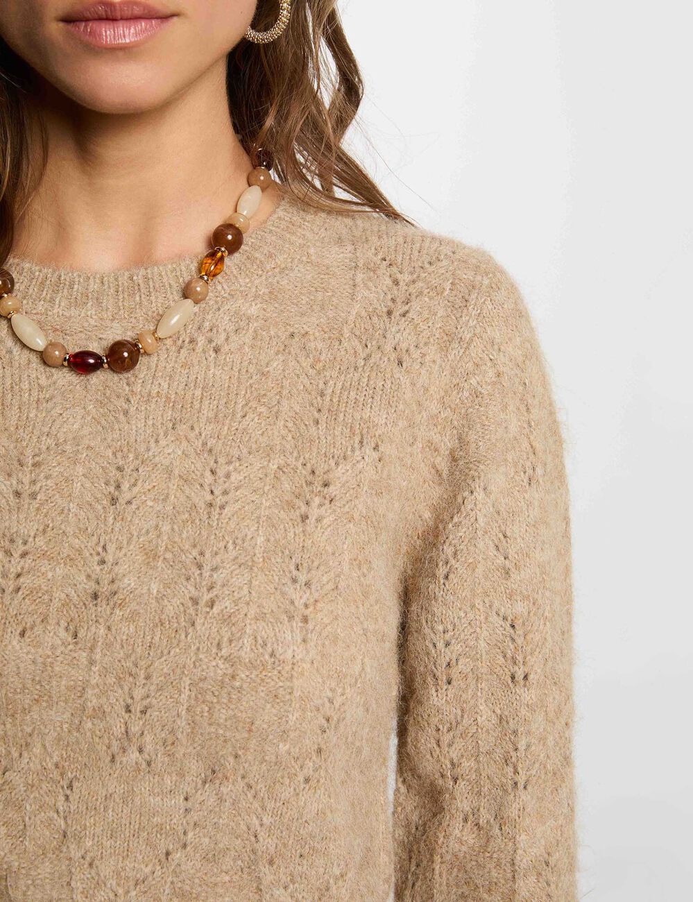 Jersey calado con cuello redondo beige mujer