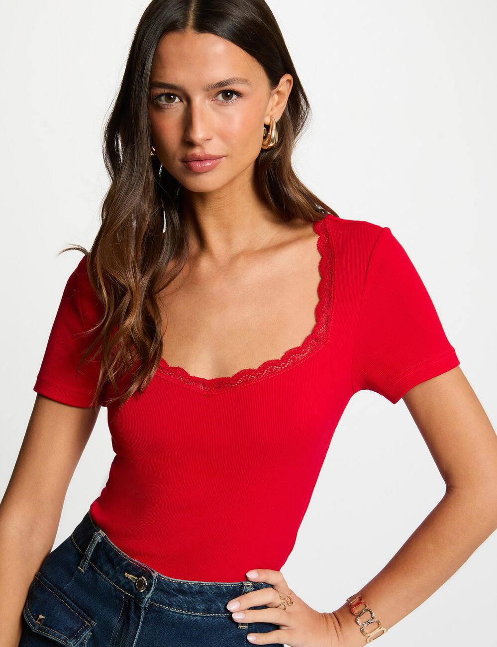 Camiseta entallada con cuello coraz&oacute;n rojo mujer
