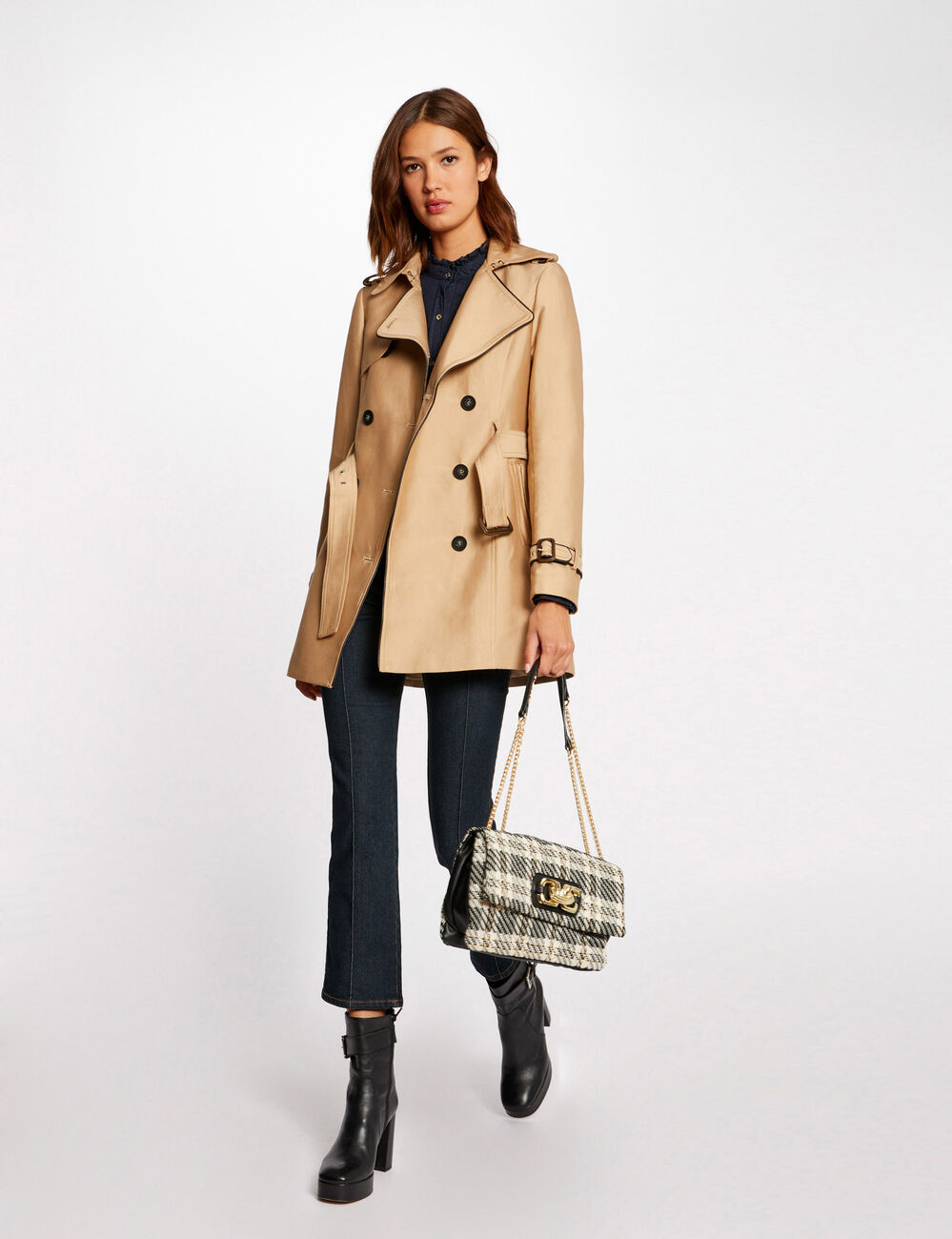 Gabardina recta abotonada con cintur&oacute;n beige mujer