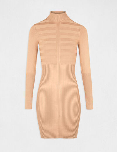 Vestido ajustado con cuello de tortuga cámel mujer