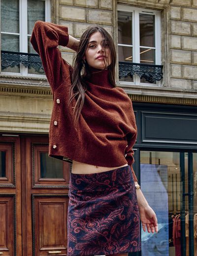Jersey de cuello alto marr&oacute;n mujer