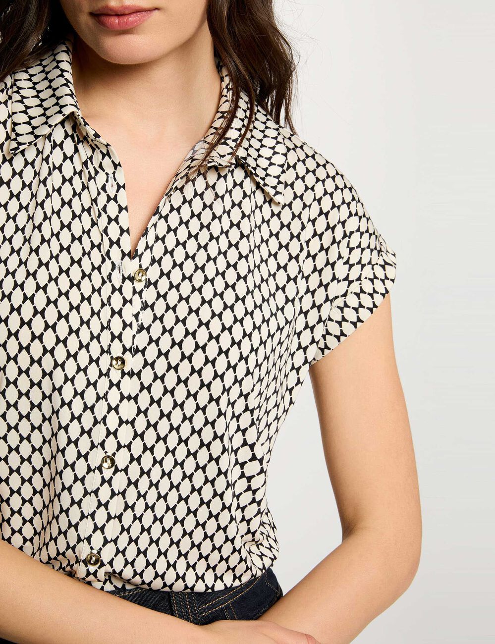 Camisa satinada con cuello vuelto marfil mujer