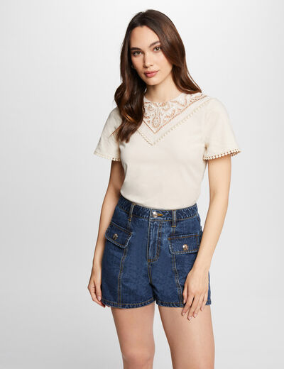 Camiseta manga corta bordada beis claro mujer