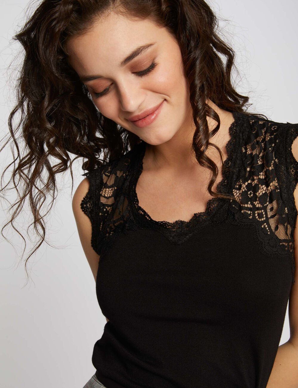 Camiseta de tirantes anchos con encaje negro mujer