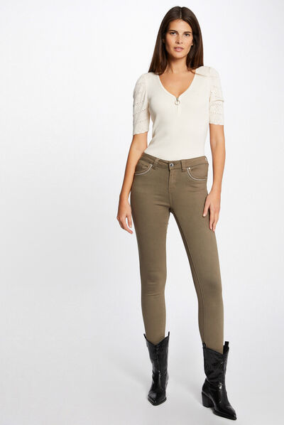 Pantalón slim con detalles tipo joya  mujer