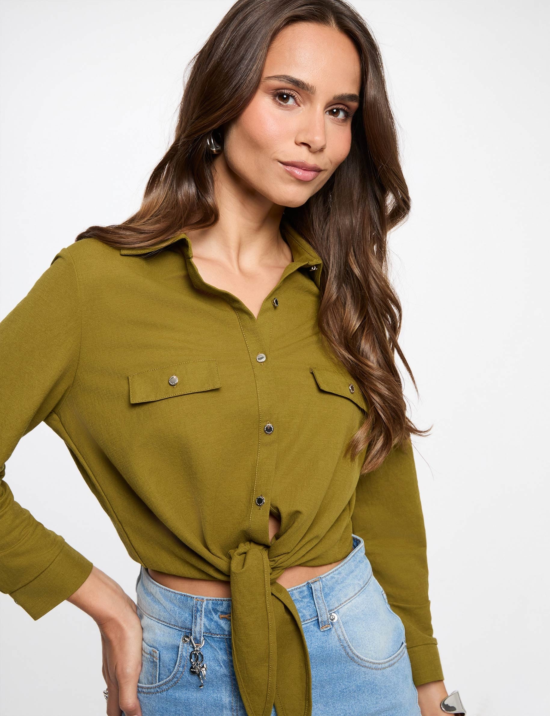 Camisa anudada con cuello abierto mujer