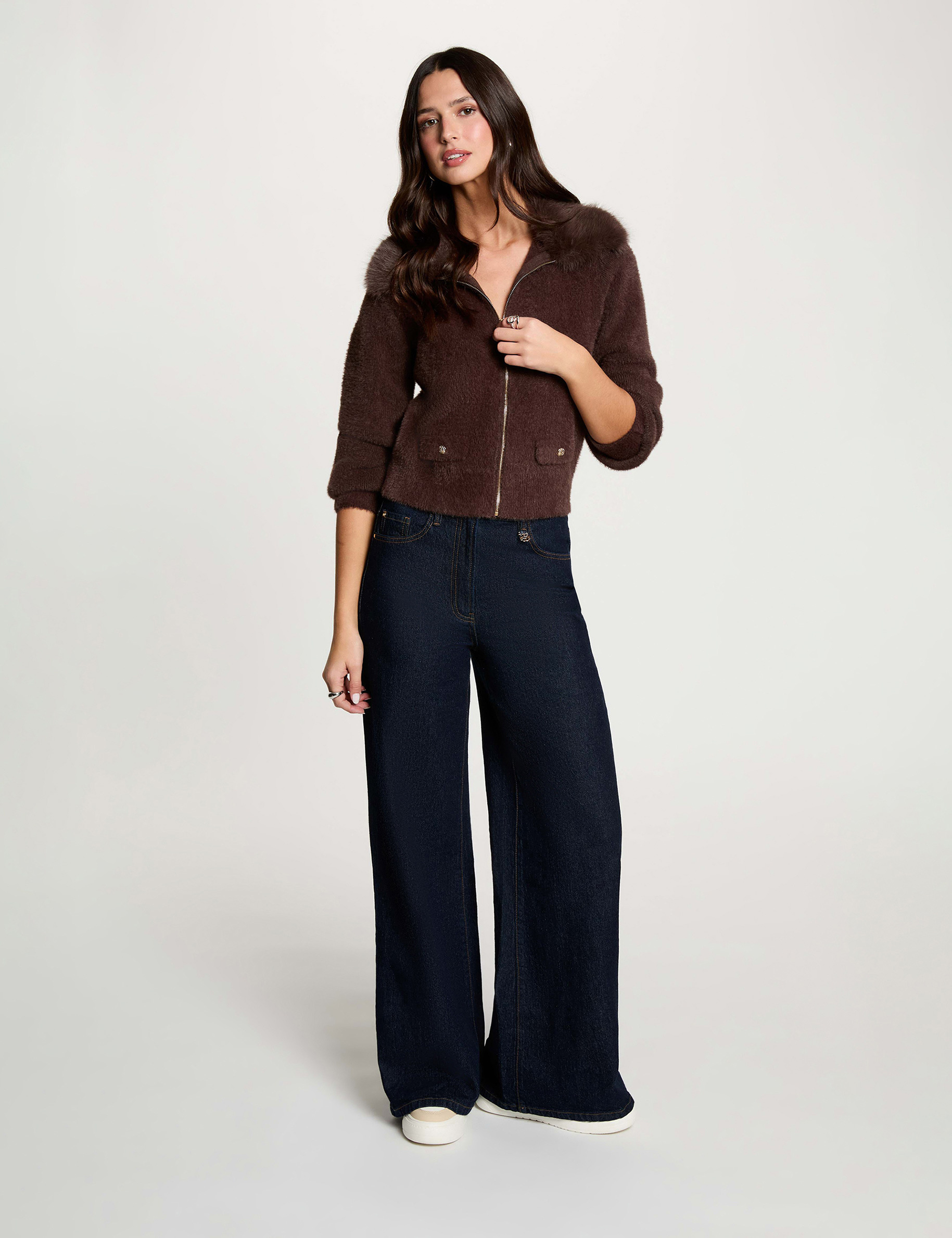 Chaqueta con cuello de piel marr&oacute;n oscuro mujer
