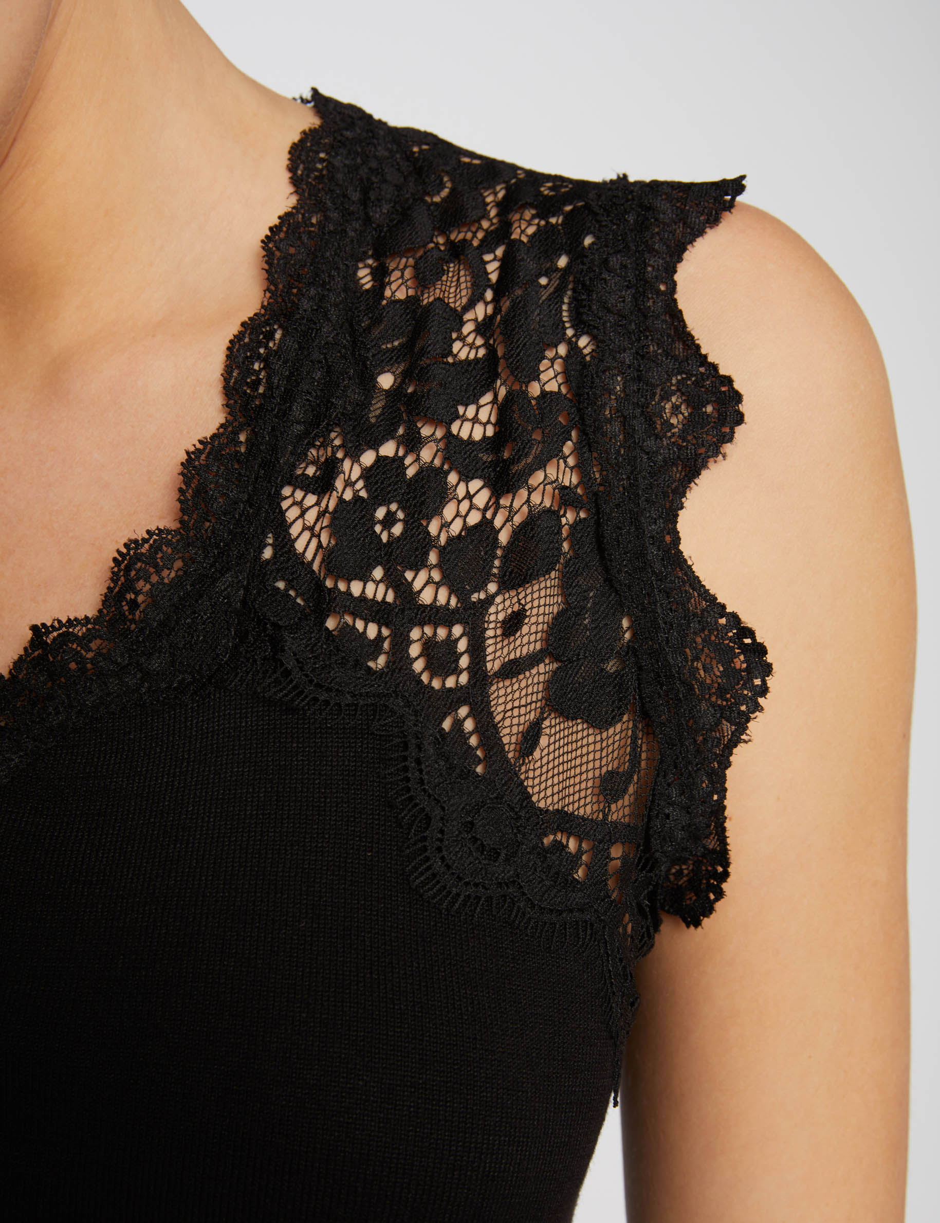 Camiseta de tirantes anchos con encaje negro mujer