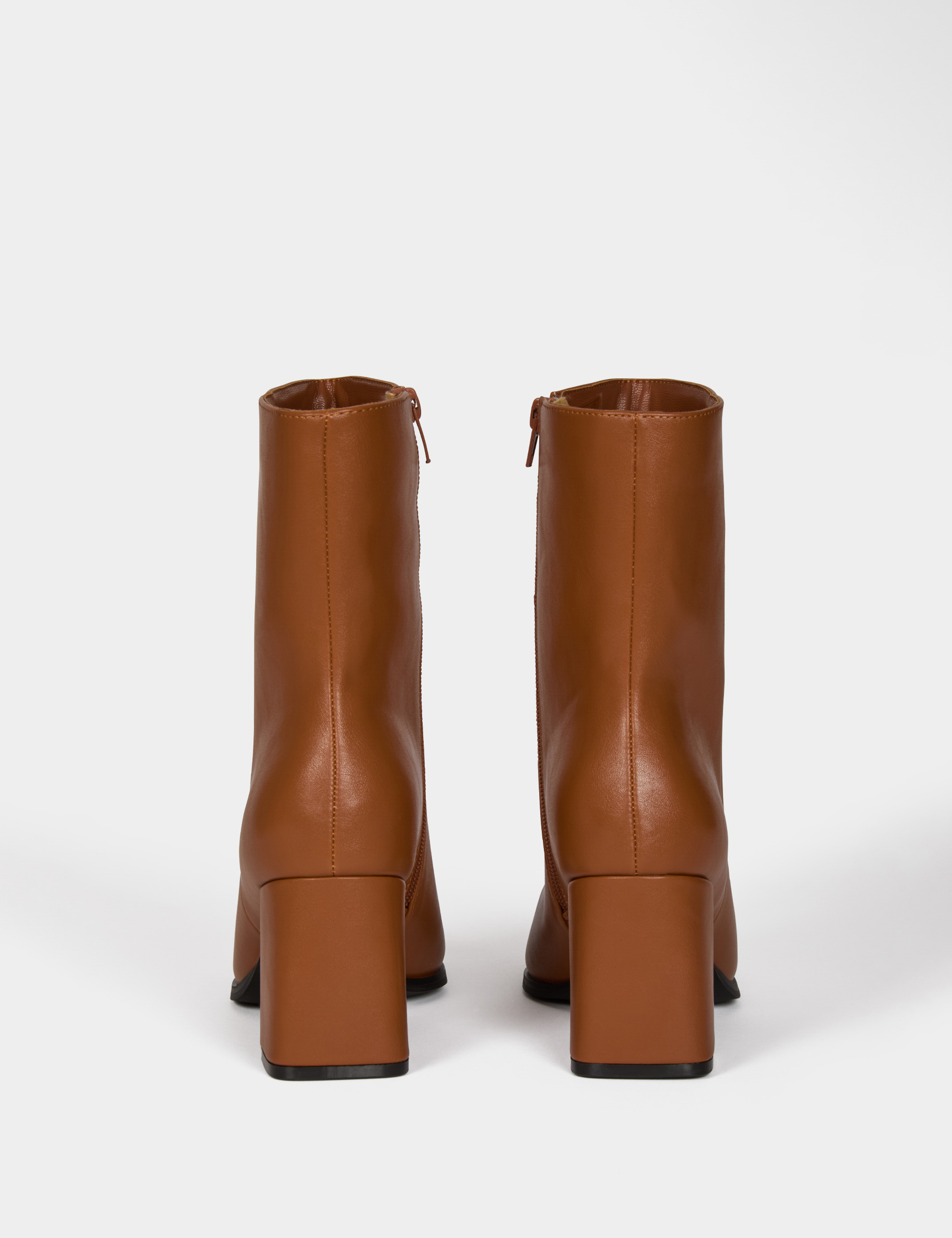 Bota corta con tac&oacute;n c&aacute;mel mujer