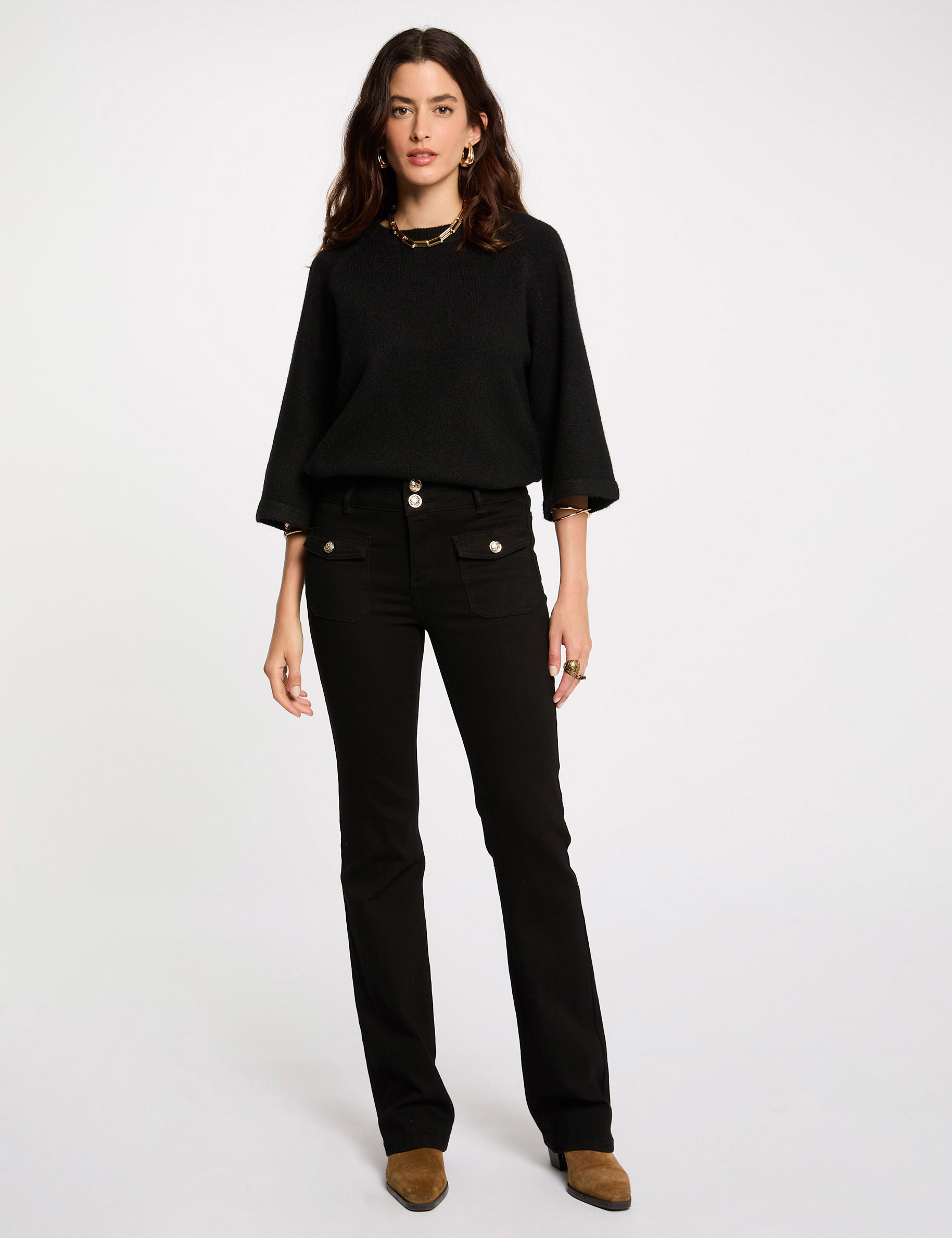 Vaquero boot-cut con bolsillos de solapa negro mujer