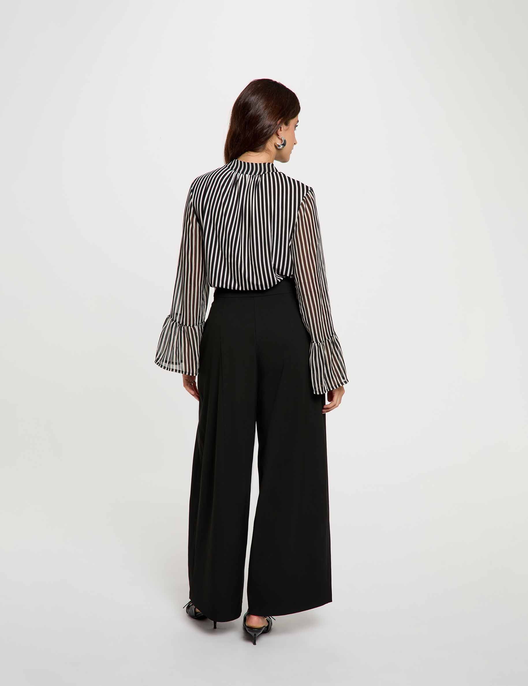 Camiseta con cuello lazada negro mujer
