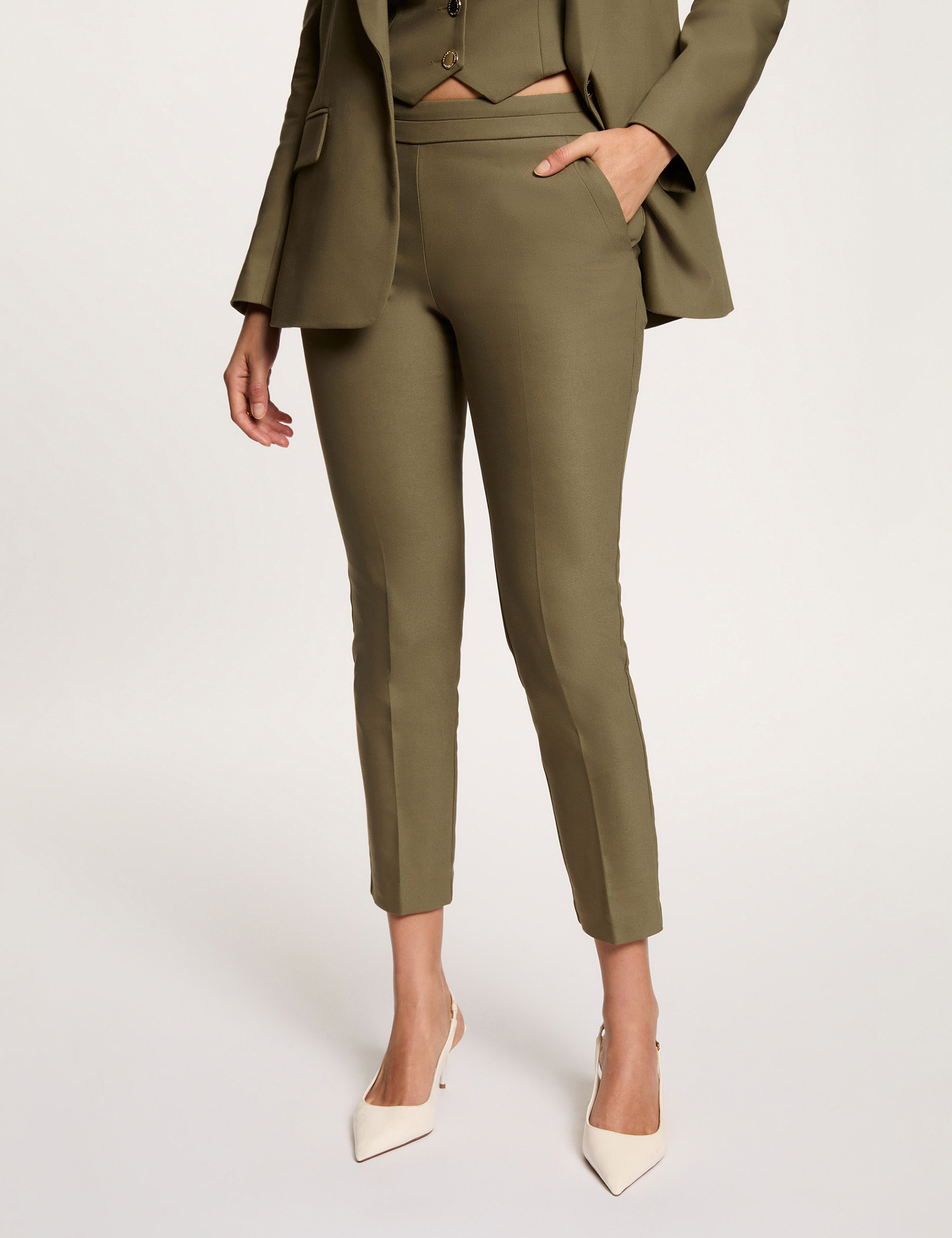Pantal&oacute;n cigarette estilo corto verde caqui mujer
