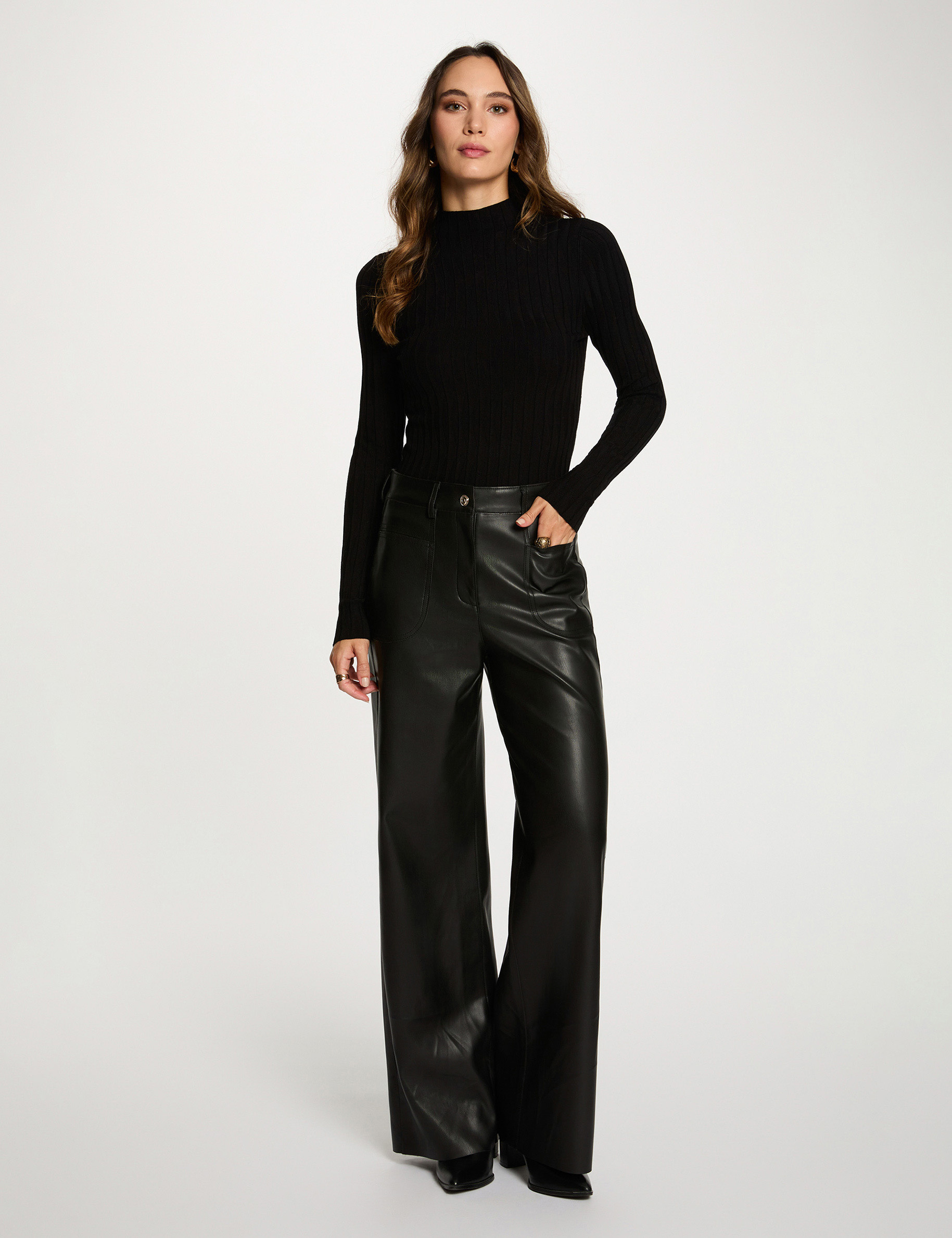 Jersey entallado de cuello alto negro mujer